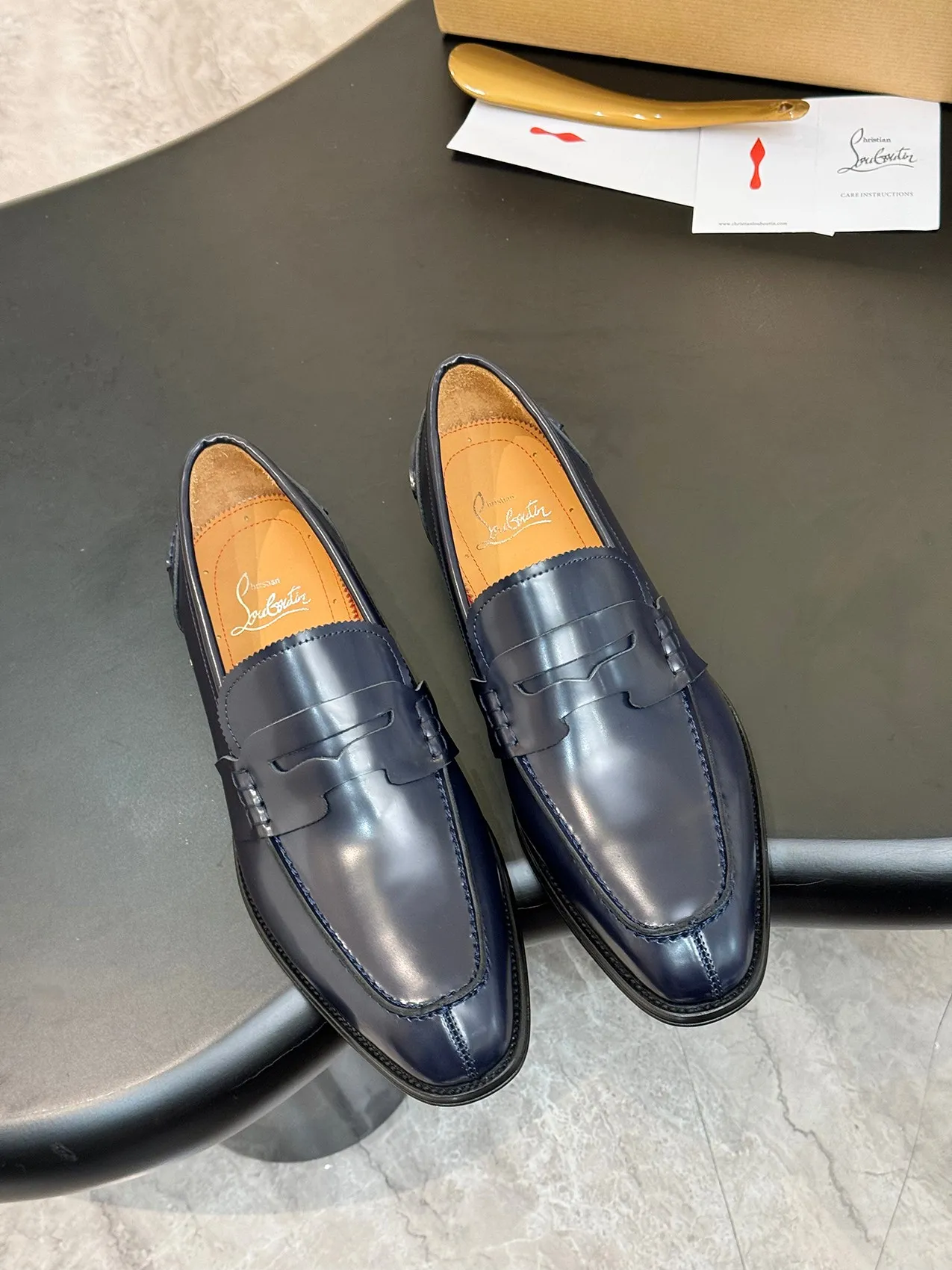 [CL red sole shoes] Top P: 1020💰 Size 39-44 (⚠️38.45.46.47 custom-made, non-returnable and non-exchangeable) 🆑High-end men's business formal leather shoes, original authentic top quality goods ••✅💯 Top original order purchasing agent! Original imported patterned cowhide ➕Imported cowhide lining ➕Cowhide feet ➕Original leather outsole~🉑️Feel free to compare the authentic ones!